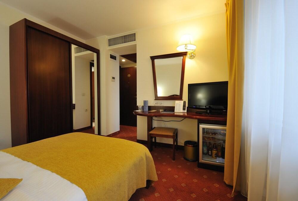 Hotel Minerva Bukarest Exteriör bild